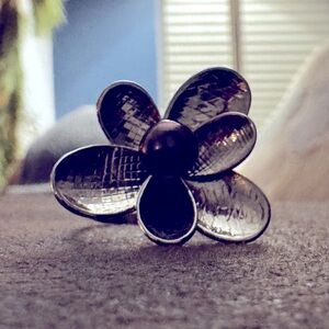 Black cultured, pearl flower ring